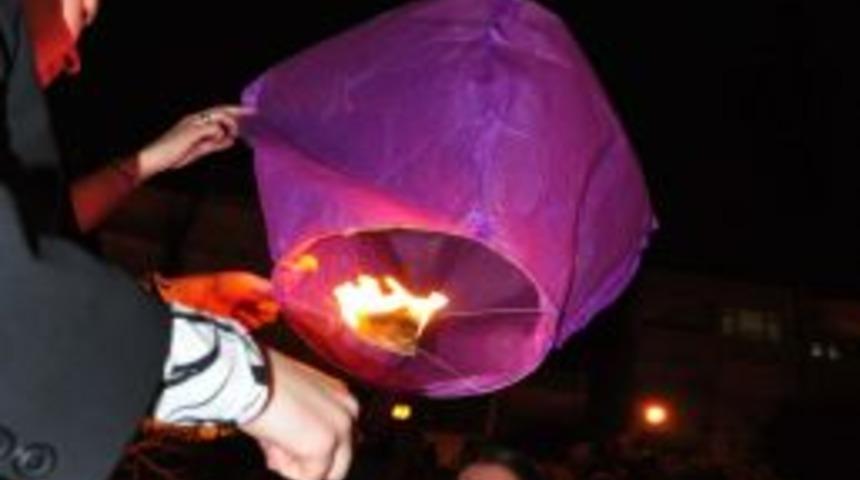 Sevglililer G&uuml;n&uuml;nde Fener Yakıp G&ouml;ky&uuml;z&uuml;n&uuml; Aydınlattılar