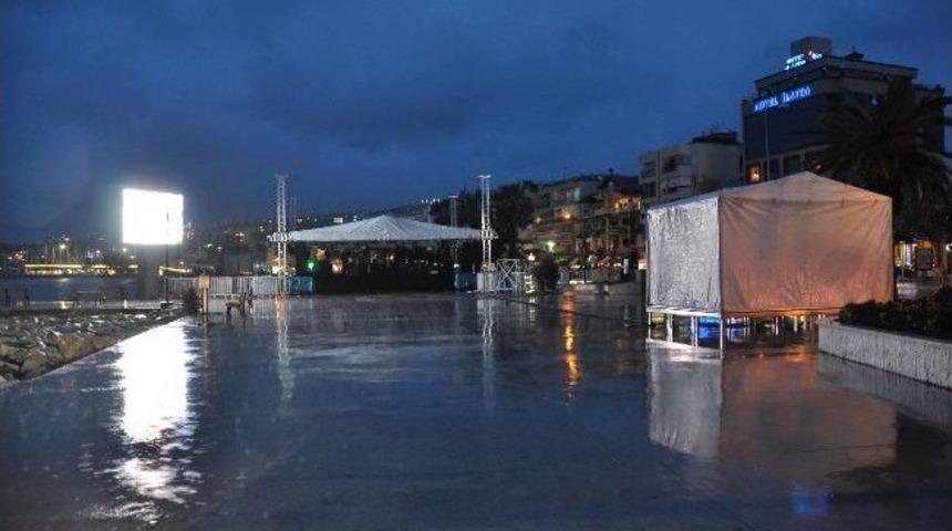 Kuşadası'nda Sevgililer G&uuml;n&uuml; Kutlamasına Yağmur Engeli