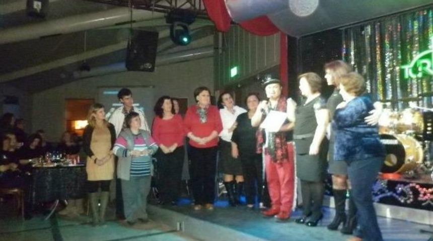 Kızılay &Uuml;yesi Kadınlar Sevgililer G&uuml;n&uuml;'nde G&ouml;n&uuml;llerince Eğlendi