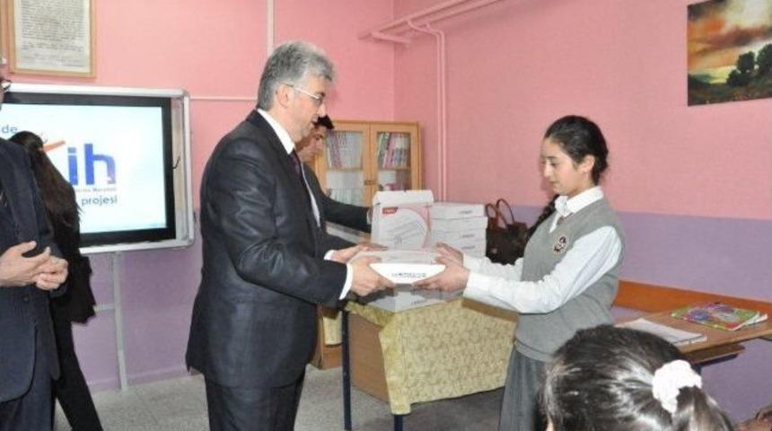 Kars&rsquo;ta &Ouml;ğrenciler Tablet Bilgisayarlarla Donatıldı