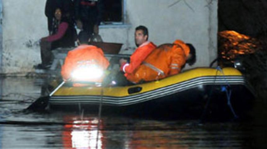 Sel k&uuml;&ccedil;&uuml;k &ccedil;ocuğu g&ouml;t&uuml;rd&uuml;