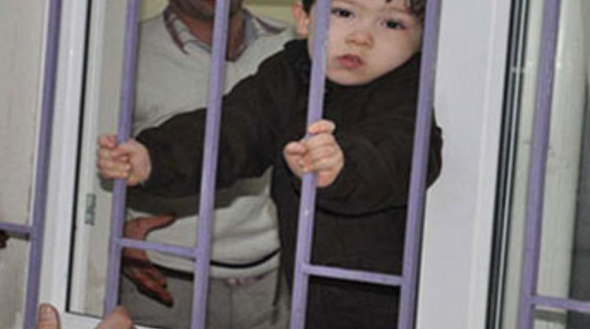 Eşi evi terk edince oğlunu rehin aldı