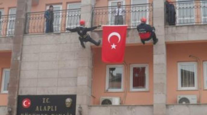 H&uuml;k&uuml;met Konağında Yangın tatbikatı