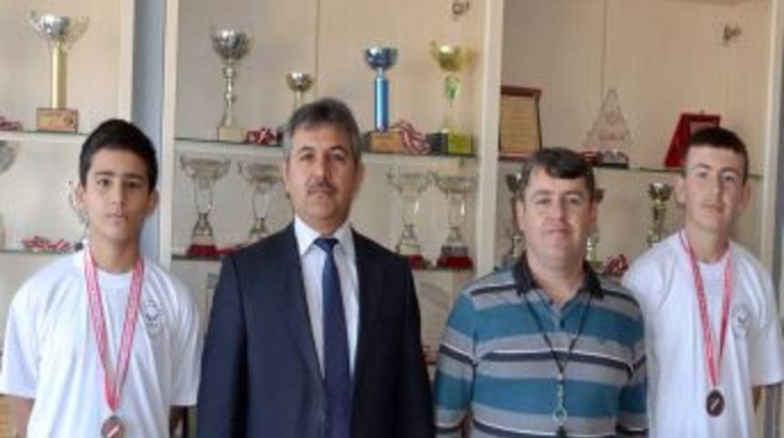 Bur&ccedil; Ceyhan &Ouml;ğrencileri G&uuml;reşte Iki Madalya Aldı