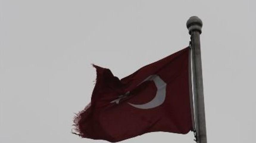 Şehitliğe Yakışmayan Bayrak