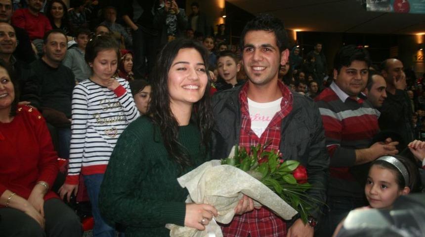 Basketbol Ma&ccedil;ında Trib&uuml;nden Evlilik Teklifi Yaptı