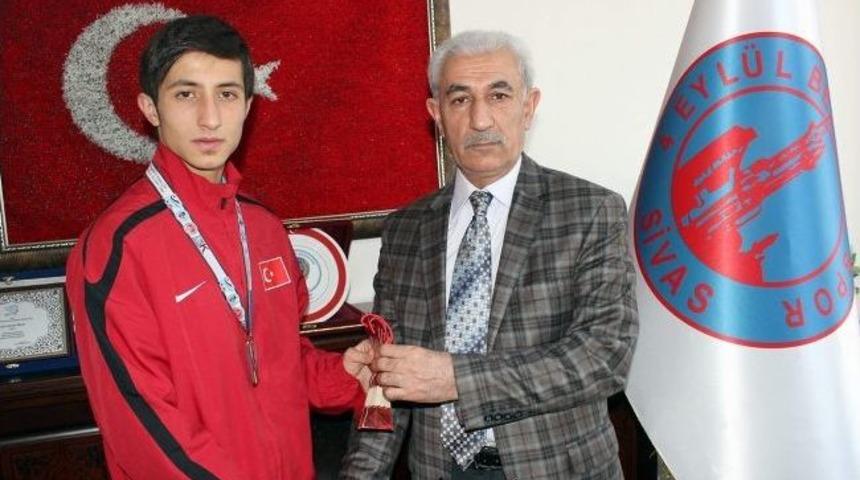 Karatede Avrupa İkincisi Olan G&ouml;khan Filiz&rsquo;den Sivas Belediyesi&rsquo;ne Ziyaret