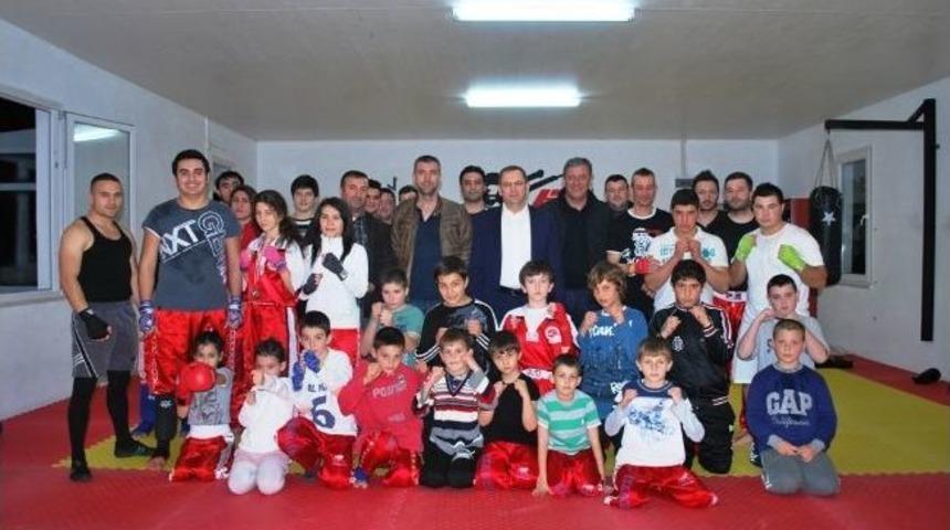 K&uuml;&ccedil;&uuml;kk&ouml;y&rsquo;de Kıckbox Ve G&uuml;reşe İlgi Artıyor