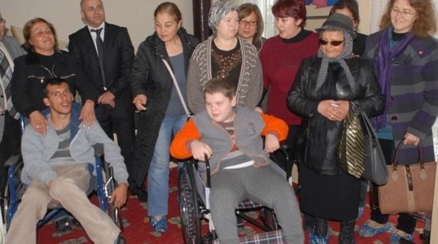 Mavi Kapaklar Tekerlekli Sandalyeye D&ouml;n&uuml;şt&uuml;