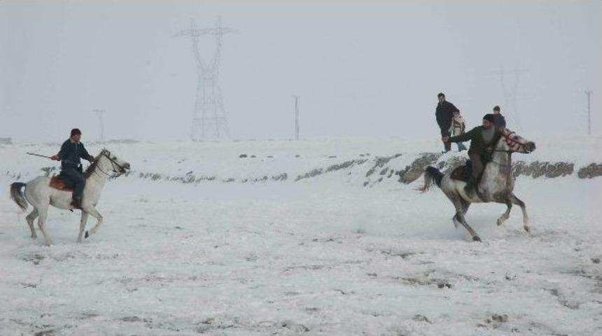Doğu'da K&ouml;yl&uuml;n&uuml;n Vazge&ccedil;emediği Tek Spor, Atlı Cirit