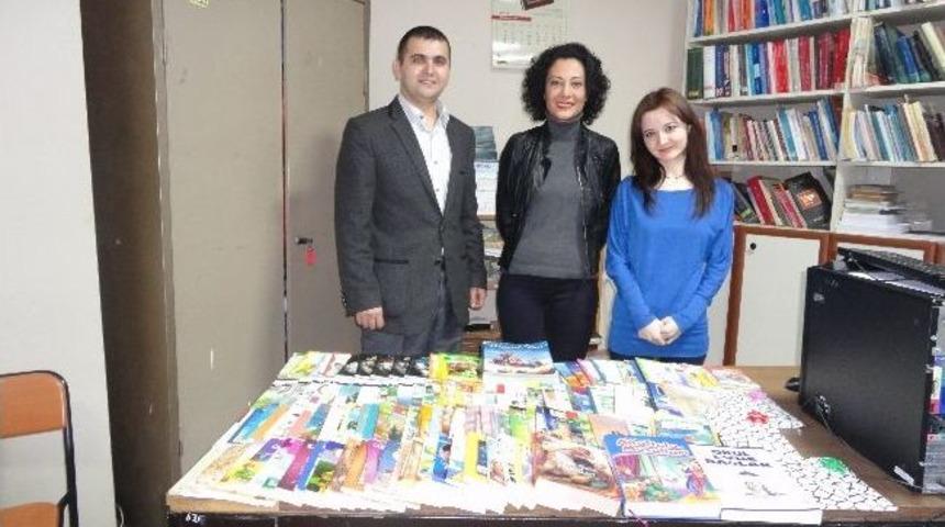Hayvanseverler Topladıkları Kitapları K&ouml;şkl&uuml; &Ccedil;ocuklara G&ouml;t&uuml;rd&uuml;