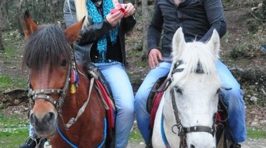 Sevgililer G&uuml;n&uuml;n&uuml; At &Uuml;st&uuml;nde Kutladılar