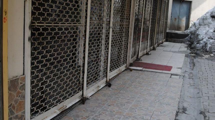Hakkari Ve Il&ccedil;elerinde Esnaflar Zarar G&ouml;rmemek I&ccedil;in Kepenk A&ccedil;madı