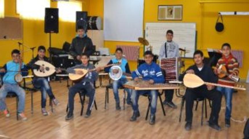 Belediyeden &ldquo;m&uuml;ziğin Ritmi Projesine&rdquo; M&uuml;zik Aleti Desteği