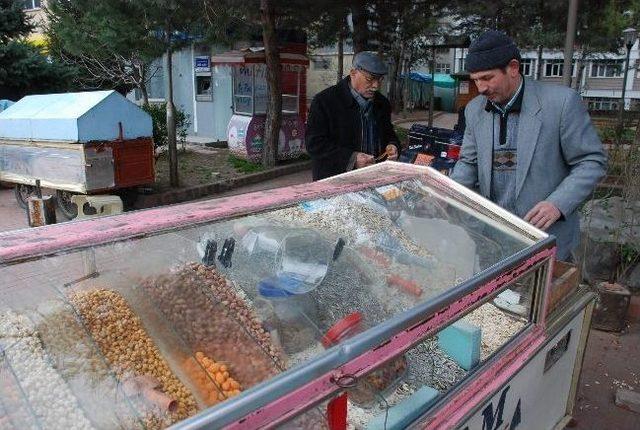 Hırsızlar Seyyar Esnafın Tezgahına Göz Dikti