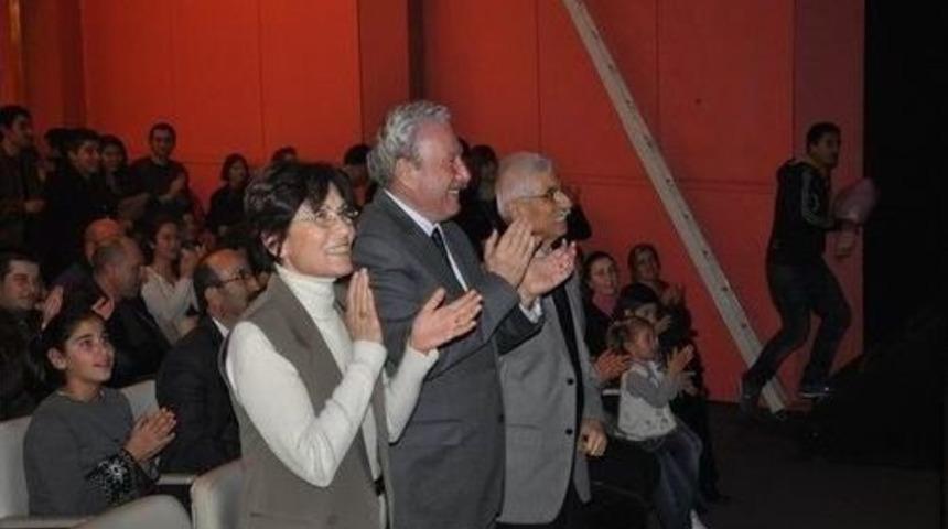 &ldquo;karmaşık&rdquo; Adlı Tiyatro Oyunu B&uuml;y&uuml;k İlgi G&ouml;rd&uuml;