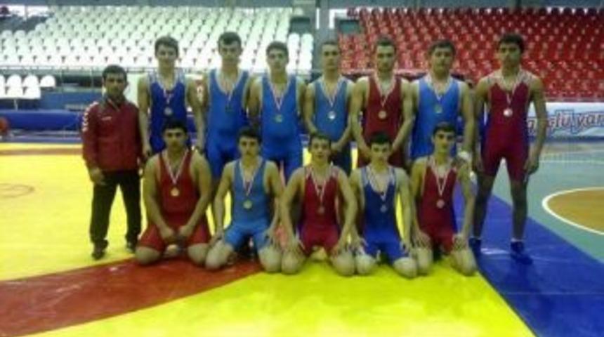 Salihli Belediyespor, G&uuml;reşte Manisa Şampiyonu Oldu