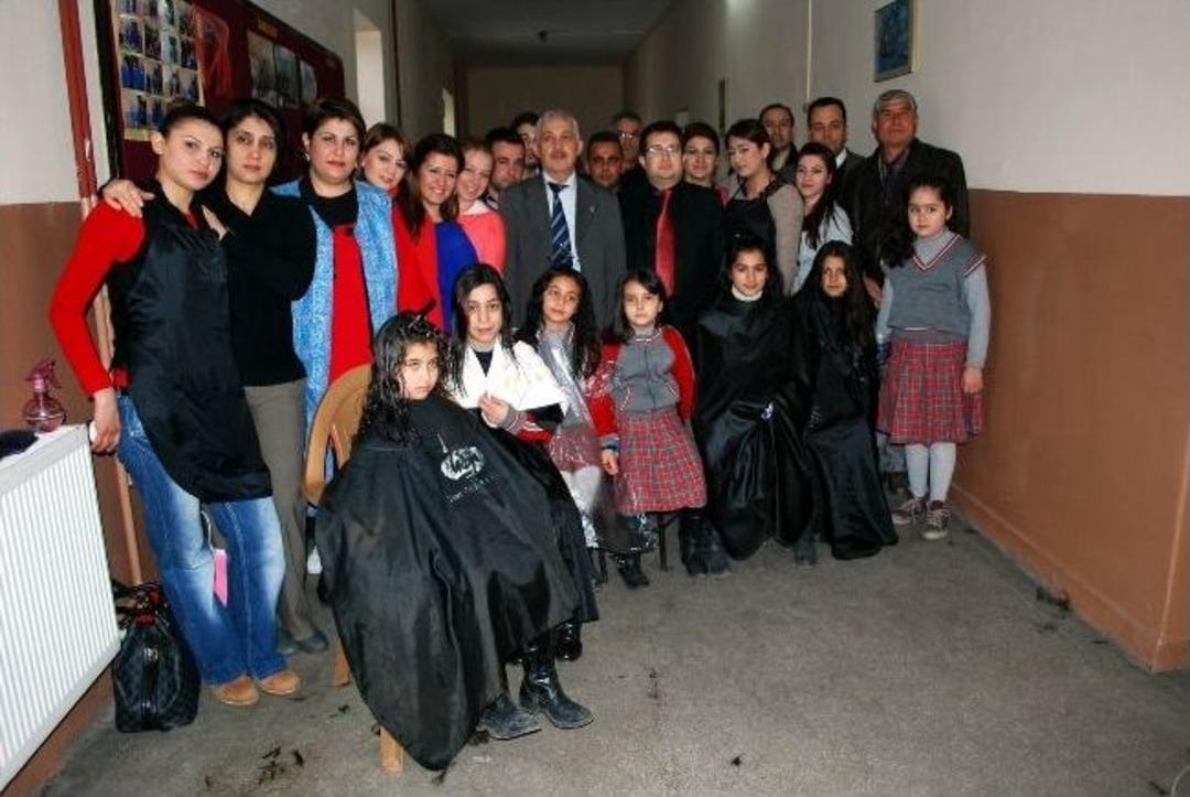 &Ouml;ğrencilere &Uuml;cretsiz Sa&ccedil; Tıraşı Yapıldı, F&ouml;n &Ccedil;ekildi
