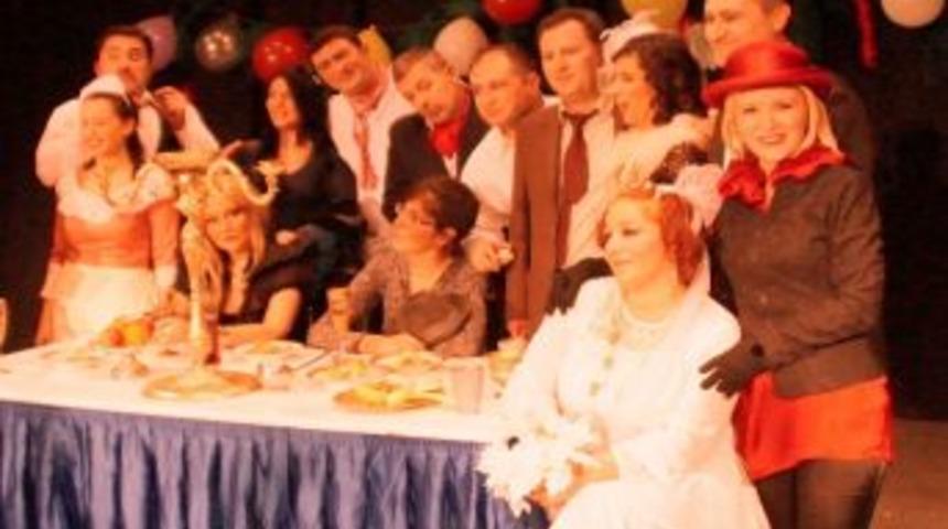 Doktorlar Tiyatro G&ouml;sterisi Yapıyor