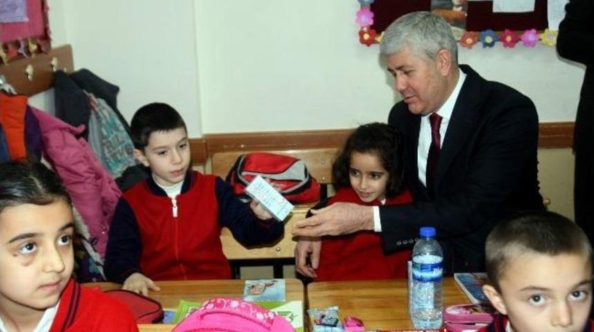Vali Erden &Ouml;ğrencilere Okul S&uuml;t&uuml; Dağıttı