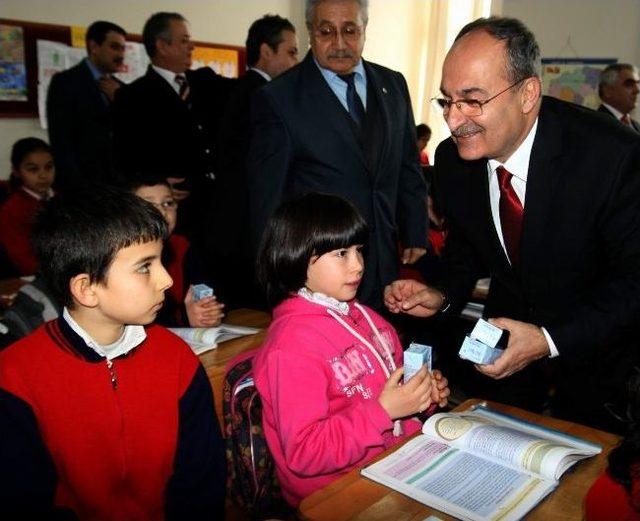 Vali Erden &Ouml;ğrencilere Okul S&uuml;t&uuml; Dağıttı 1
