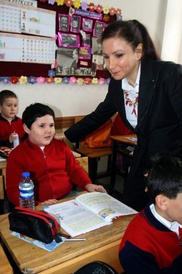 Vali Erden &Ouml;ğrencilere Okul S&uuml;t&uuml; Dağıttı 2