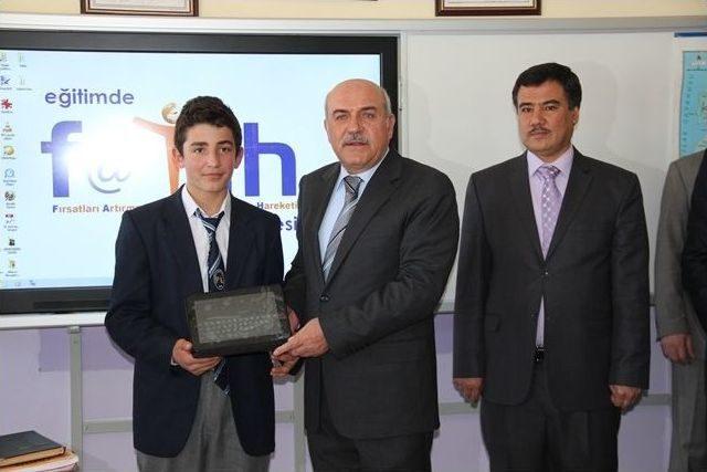 Fatih Projesi Kapsamında Öğrencilere Ve Öğretmenlere Tablet Bilgisayar Dağıtıldı