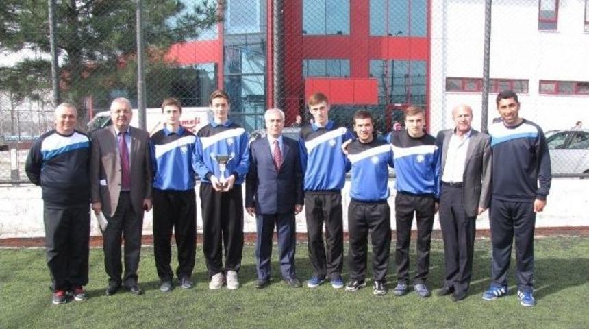 Nil&uuml;fer Belediyespor Atletizmde Kupaya Doymuyor