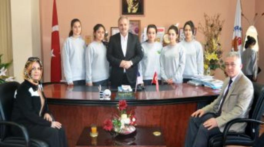 Kozanlı Gen&ccedil;ler Başkan &Ouml;zgan'ı Ziyaret Etti