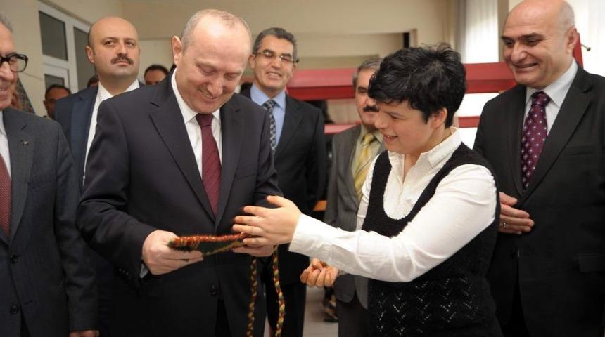 G&ouml;rmeyen G&ouml;zlerle Okumayı &Ouml;ğrenen Bayanların Azmine Vali Hayran Kaldı