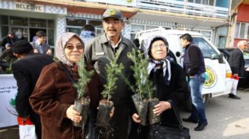 Orman K&ouml;yl&uuml;lerine &Uuml;r&uuml;n Veren 5 Bin Fidan Dağıtıldı