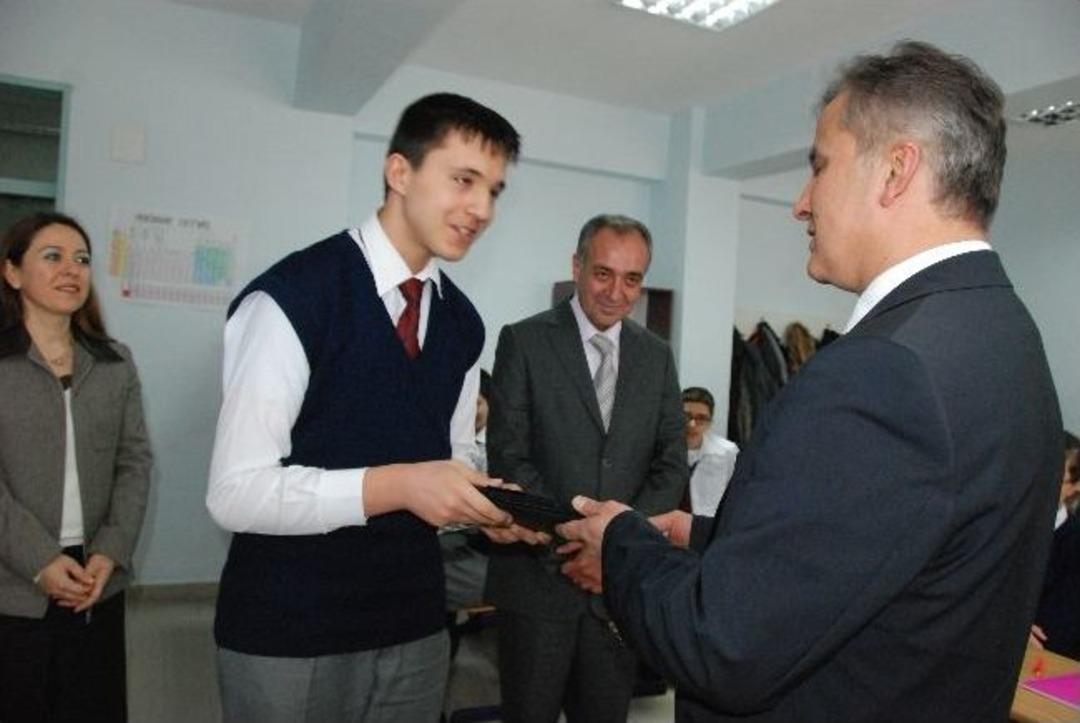 &Ccedil;anakkale'detablet Pc&rsquo;ler Dağıtıldı