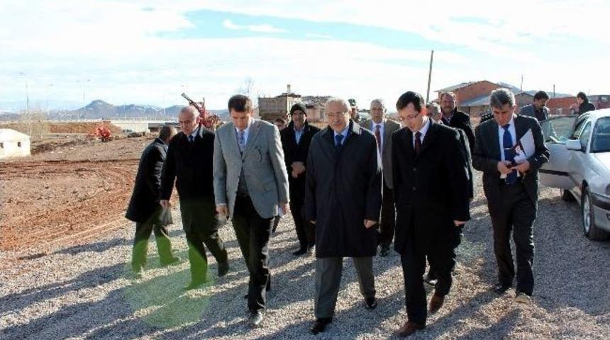 Vali Z&uuml;beyir Kemelek Et Ve S&uuml;t Entegre Tesisleri Arazisinde İncelemelerde Bulundu