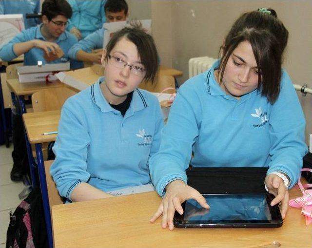 Aksaray'da Öğrenci Ve Öğretmenlere Tablet Bilgisayar