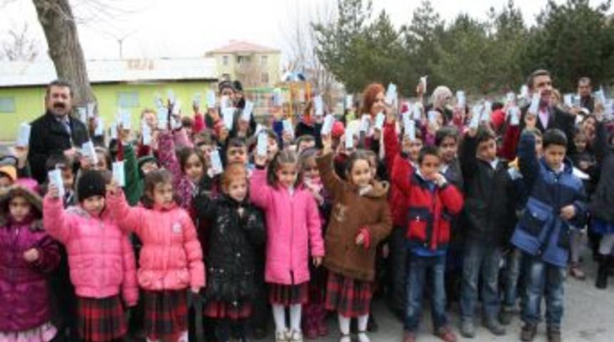 Protokol, Minik &Ouml;ğrencilere S&uuml;t Dağıttı