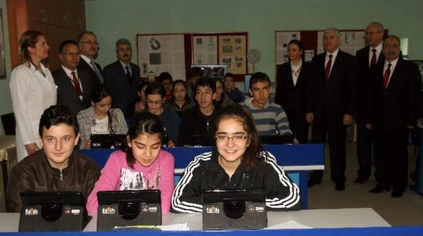 Vali Erden Fen Lisesinde &Ouml;ğrencilere Tablet Dağıttı