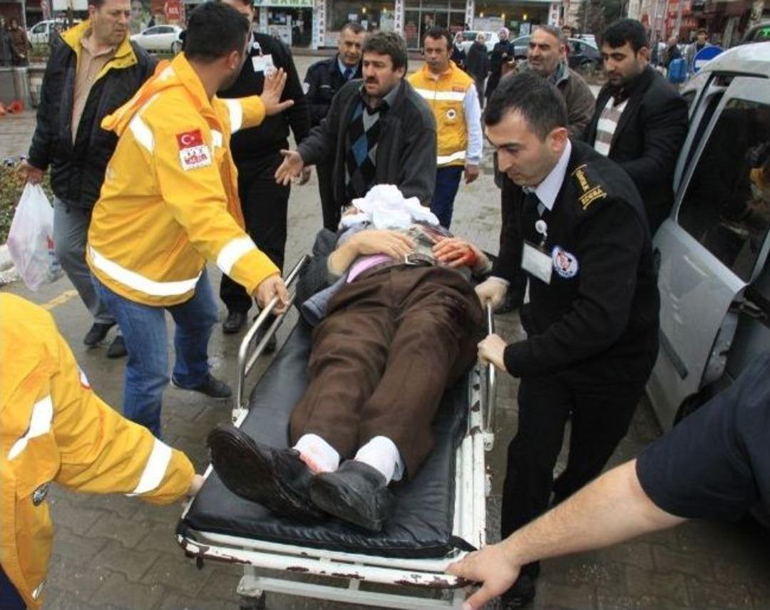 Akrabasını Cami &Ouml;n&uuml;nde Bı&ccedil;akla Yaraladı