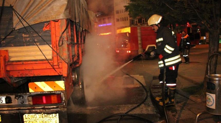 Gece Saatlerinde Duman Altında Kalan Kamyona Itfaiye M&uuml;dahale Etti