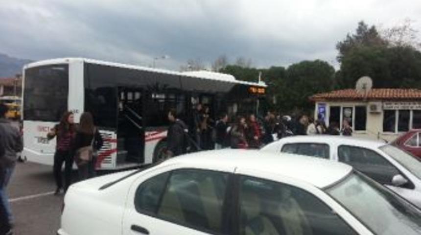 Sel&ccedil;uk&rsquo;ta Otob&uuml;s Yolcuları Dertli