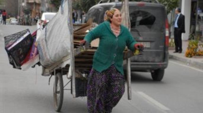 Asker Eşi &Ccedil;&ouml;pten Atık Toplayarak Ge&ccedil;imini Sağlıyor