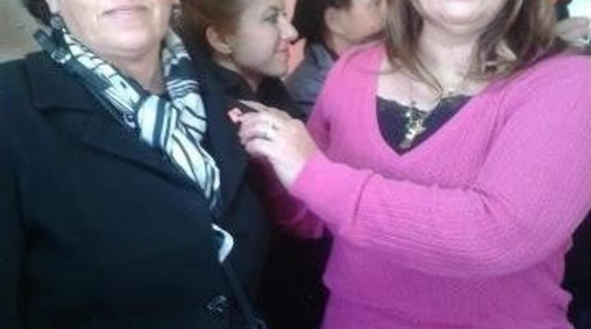 Chp&rsquo;ye Katılan Bayanlara Rozet Takıldı