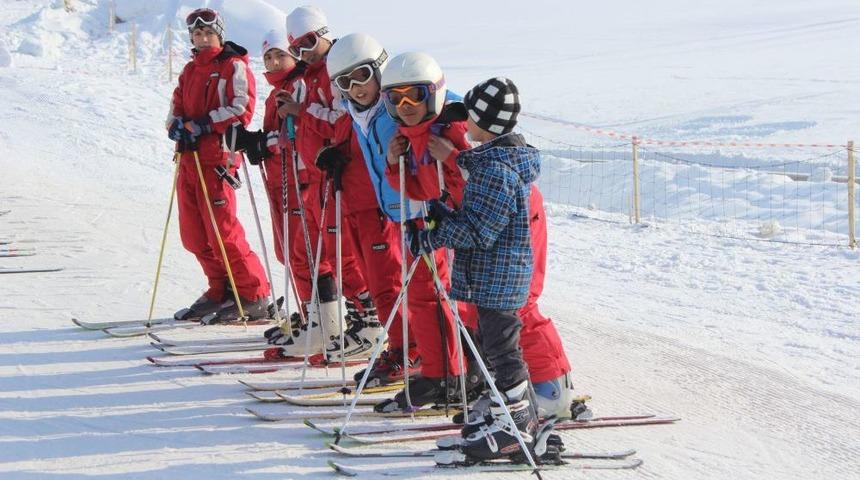Su&ccedil;a Karışmış &Ccedil;ocuklar Kayak Kursunu Tamamladı