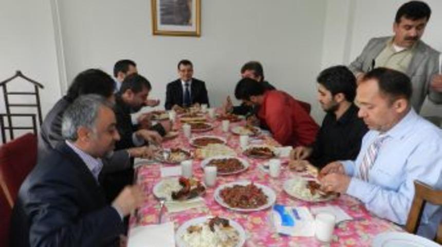 Derikspor Y&ouml;neticileri Kaymakam Demirci Ile Yemekte Buluştu