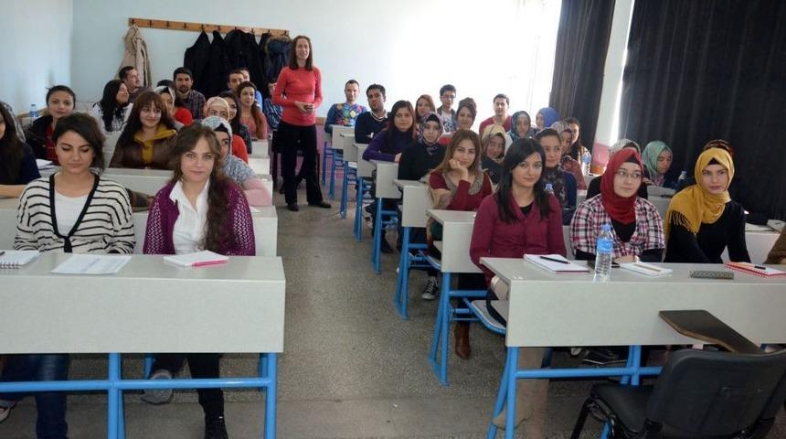 Erkek Hemşireye Vatandaş Alışıyor