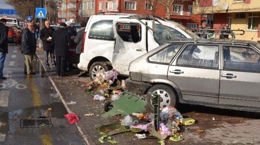 Kaygan Zeminde 4 Araca &Ccedil;arparak Durabildi