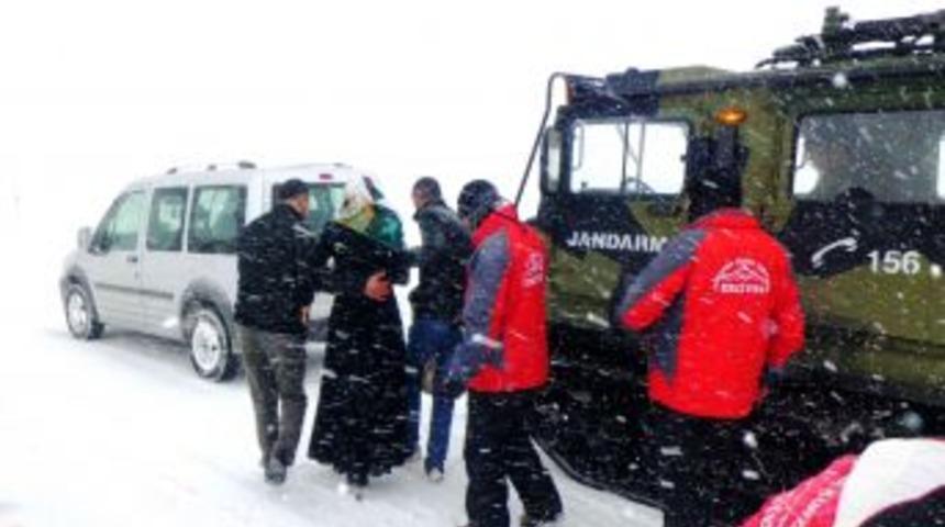 Kayseri'de Jandarma Yolda Mahsur Kalan 25 Kişiyi Kurtardı