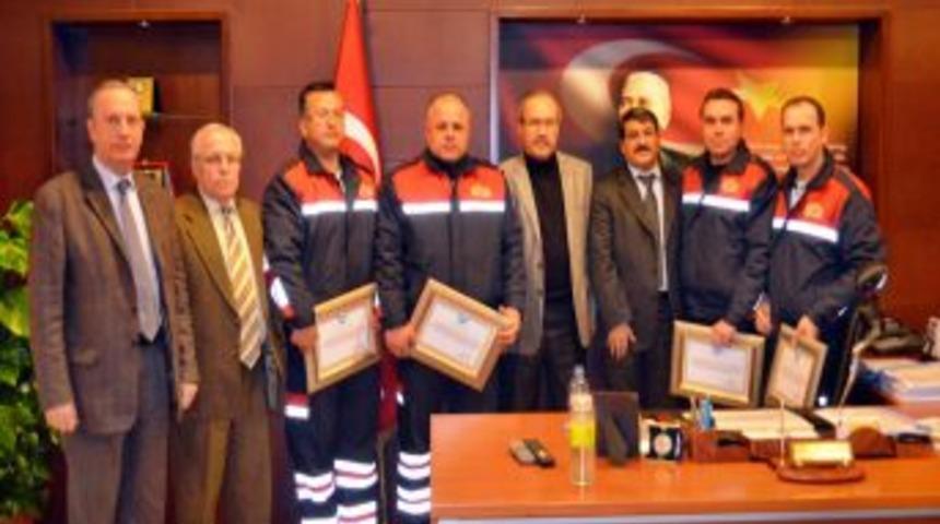 Nehre D&uuml;şen Arabayı Kurtaran S&ouml;ke Belediye İtfaiyesi Ekibine Takdir