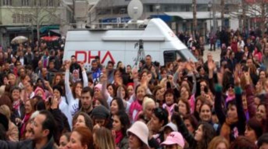 S&ouml;keli Kadınlar İzmir&rsquo;de One Billion Rising Etkinliğine Katıldı