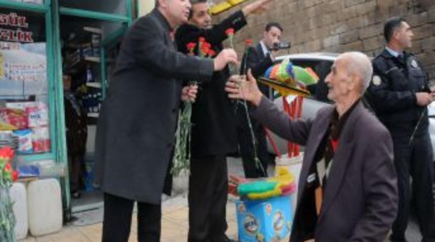 Kaymakam Turan, Mahalleleri Gezerek Kırmızı G&uuml;l Dağıttı