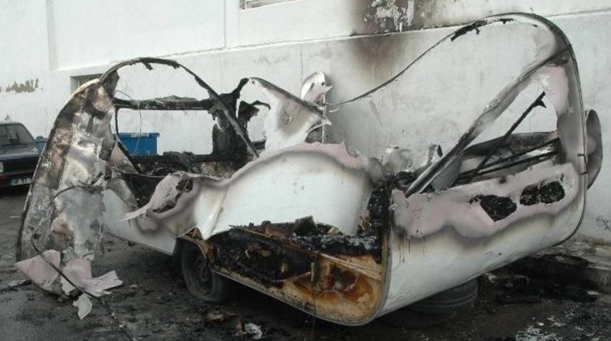 Evsiz Vatandaşı D&ouml;v&uuml;p, Yaşadığı Aracı Yaktılar